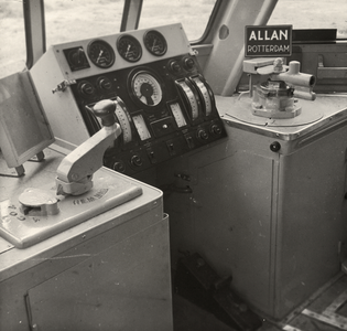 883911 Afbeelding van de stuurstand van een diesel-electrisch treinstel DE1 of DE2 ( Blauwe Engel ) van de N.S. bij de ...